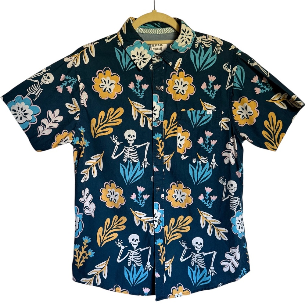 Reverse‎ Threads Hawaiian Skeletons Button Shirt Short Sleeves Size Small